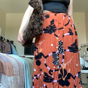 KJOOOL! - Säljer den här orangea kjolen som man knäpper där fram! Köparen betalar frakten💕🌺