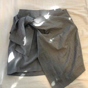 Grå kjol från Zara, använd några gånger, strl XS/34 🤍 