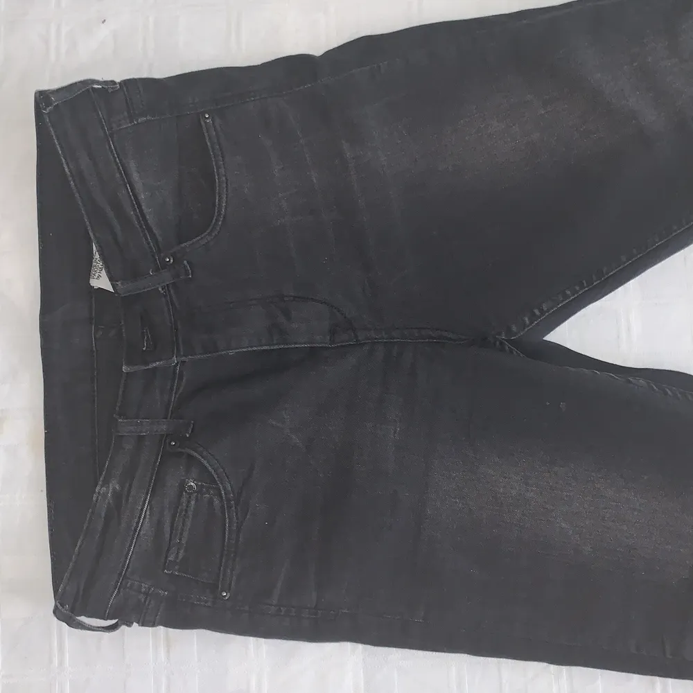 BRA KVALITE BYXOR FRÅN H&M, DE ÄR BÅDE STRETCHIGA OCH BEKVÄMA, dock är den kort.#denim #jeans #black . Jeans & Byxor.