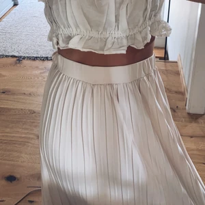 Gräddvit långkjol - Jättefin gräddvit långkjol från märket Jon & Anna New York. Jättefint skick, använd endast 1-2 gånger. Säljer för 200kr + frakt. 