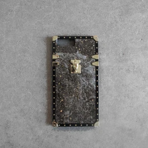 Brown/Gold Marble iPhone Case - Supersnyggt iPhone skal! Finns i olika modeller för iPhones skriv ett meddelande för att veta om din modell finns kvar🥰