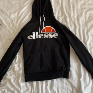 ellesse Hoodie - En ellesse hoodie i storlek S som blivit för liten. Jag köpte hoodien för 899 kronor för ca 1 år sedan. Den har ett väldigt litet hål på magen(bild 3) men är i bra skick i övrigt. Skriv privat om du är intresserad:). Köparen står för frakt.