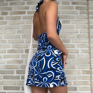 Halterneck Klänning - Säljer denna fina halterneck klänning köpt second hand😍 står sisters på lappen och är i storlek Xs/s, skulle säga S och eftersom den är så stretchig även M.  Fraktar eller möts upp i Stockholm ❤️:)