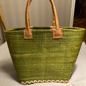 Stråväska  - Stråväska mått 23*13 cm , fin sommarväska . Använd några ggr men inget som syns .  Köpt på maison Afrique. 