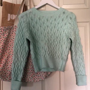 Zara tröja  - Grön zara tröja köpt för ca 3 månader sen. Fint skick och sparsamt använd. Storlek s 💚💚