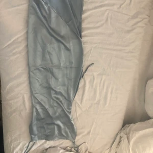 Siden klänning  - Väldigt tacksam klänning, snyggaste färgen!!