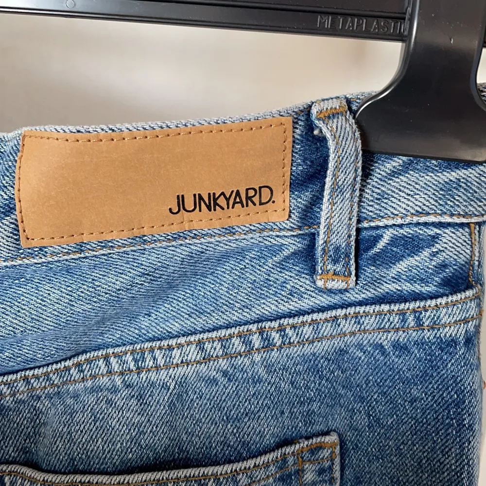 Frakten är inräknad i priset!!!! Baggy jeans från Junkyard, för stora för mig så blir inte rättvisa bilder om jag ska skicka på hur de sitter på mig. Jag är däremot 160cm o byxornas längd är bra på mig. . Jeans & Byxor.