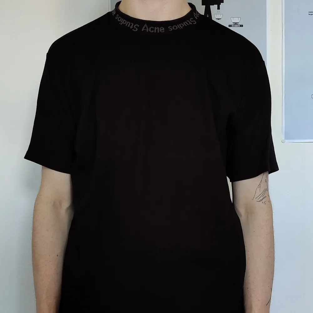 Fin svart acne-t-shirt med logga i kragen. Navid PAW17. T-shirts.