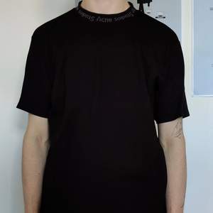 Fin svart acne-t-shirt med logga i kragen. Navid PAW17