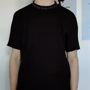 Acne Studios t-shirt Navid - Fin svart acne-t-shirt med logga i kragen. Navid PAW17