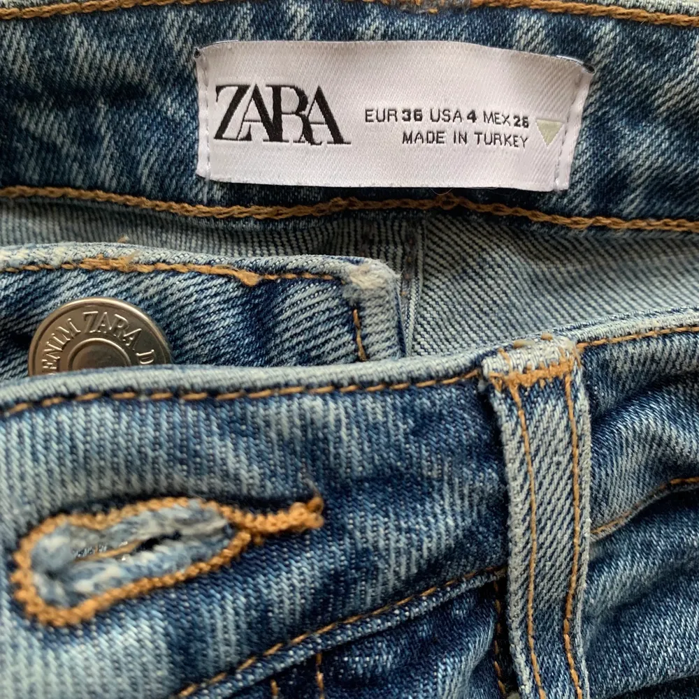 Säljer dessa fina blåa jeans med hål på knäna från Zara, jag är 165cm lång som referens 💙💙. Jeans & Byxor.