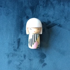 Söt liten figur  - Som ni ser på bilderna så har den en pytteliten  av färgen vid håret flagnat bort. Kommer att sprita den innan den skickas . Betalar genom Swisha.