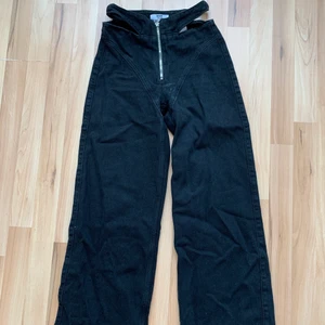 Cut out jeans - Extremt snygga svarta cut out jeans från Bershka som tyvärr inte kommer till användning. Storlek 34