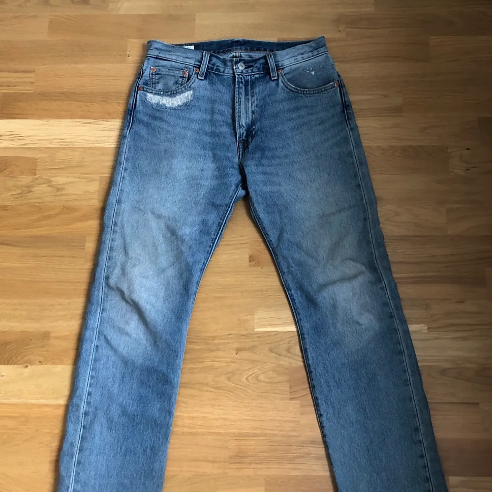 Raka, lite pösigare jeans. Riktigt nice tvätt med lagom slit. Trendigaste jeansen atm. Jeans & Byxor.