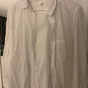 Tunn, fin vit skjorta från HM, knappt använd. Köparen står för frakten. Storlek 42 men passar 40 mer, fin som oversized 