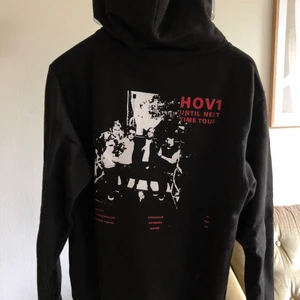 Hov1 merch  - Säljer en hov1 Hoodie som köptes under en konsert för många år sedan. Dock nästintill oanvänd🥰 Frågor? Kontakta mig! Köparen står för frakt