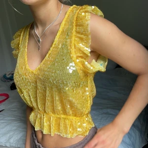 Söt kort paljettopp från zara storlek s - Asball partytopp i gula paljetter med lite volanger. 