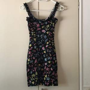 Jättefin blommig klänning från H&M använd 1 gång :) Storlek XXS. Orginal pris 99kr.