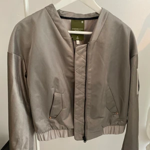 G-star Jacka - Jacka ifrån G-star. Storlek: S.  Vill köparen ha spårbar frakt så säg till, kostnaden för frakten blir något dyrare. 