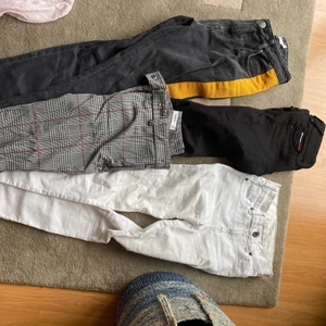 Paketpris nederdelar  - Paketpris. 4 par nederdelar bestående av ett par mörkgråa jeans med senapsgula revärer på sidorna från Nakd, ett par lågmidjade svarta jeans från Tommy Hilfigher, ett par högmidjade vita jeans från Dr Denim samt ett par lågmidjade rutiga kostymbyxor från Zara. Storlek XS/S. 120kr för alla 4 plaggen. Kommentera ifall enbart två av plaggen eller liknande önskas. Kram <33