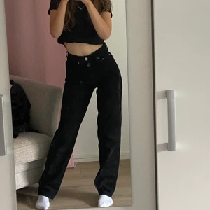 90s jeans svarta(high Waist) - Säljer mina helt oanvända Gina Tricot jeans pga att de inte kommer till användning. Original pris 500 men säljer billigare. 