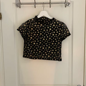 Festtopp - Jättesnygg festtopp i mesh som funkar perfekt till nyår. Tyget är relativt tecknade men kan ser lite igenom. Använts en gång innan.