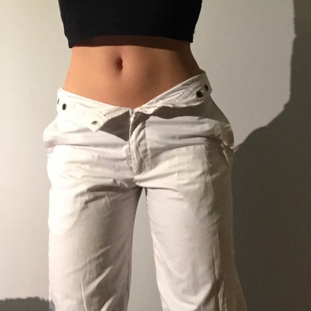 Jättesnygga vita byxor! Regular waist, på bilden lite uppknäppta!❤️. Jeans & Byxor.