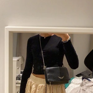 Svart tröja - Säljer denna superfina tröja från zara! Verkligne älskar den men använder inte så myxket längre! Som man ser i andra bilden har den även hål för tummarna!! Superfin o mysig