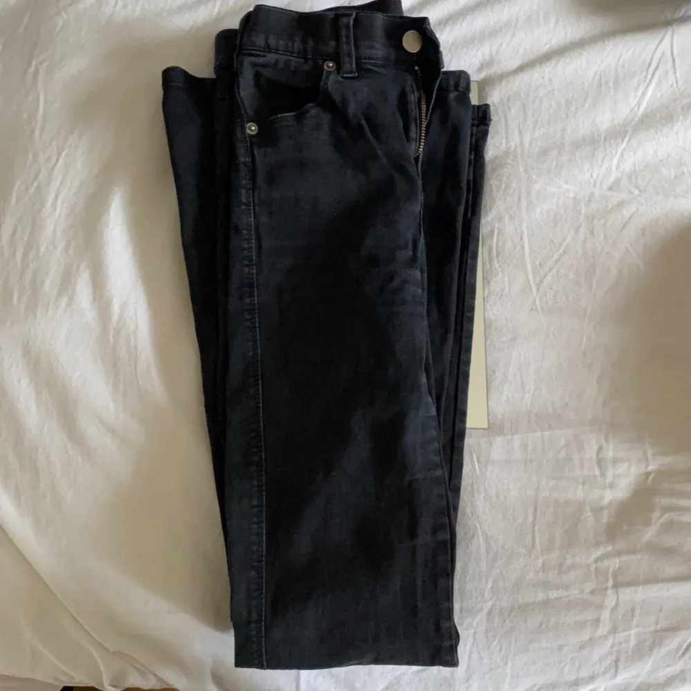 säljer nu mina svarta bootcut-jeans från SALT. Väl använda, syns lite streck från tvättmaskin på baksida lår men inget man lägger direkt märke till. Strl S, passar mig som är 160 cm lång. Köparen står för eventuell fraktkostnad :). Jeans & Byxor.