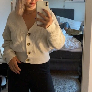 Kofta från BikBok - Fin kofta från BikBok,använd ca 5 gånger,storlek S men är ganska stor,köparen står för frakten