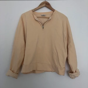 Tröja - I storlek L men upplevs mer som en M. 