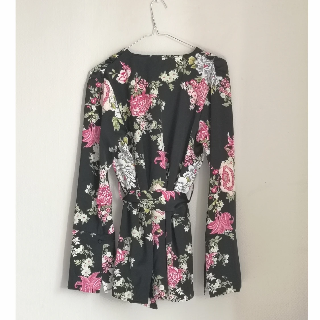 Blommig omlott blus med tillhörande byxa - 90