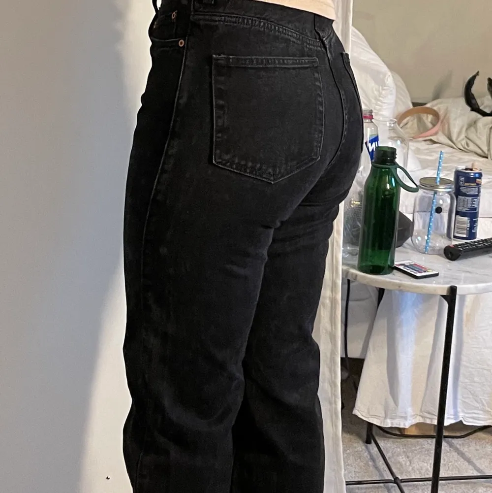 Jättefina svarta jeans ifårn weekday, modellen ”rowe” stl 28/30, (passar en 26, 27 oxå) jag är 160 cm och använda fåtal gånger. Skriv om du har fler frågor!!💕 Köparen står för frakten . Jeans & Byxor.