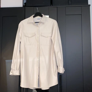 Beige skinnjacka - En helt oanvänd beige skinn jacka från sundar Bay! Storlek 10 !!!! 