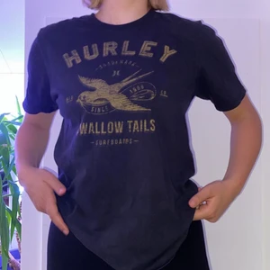Hurley t-shirt svart  - Svart Hurley tröja, storlek MEDIUM. Säljer för den inte används. Bra material då den inte är för tunn i tyget. 