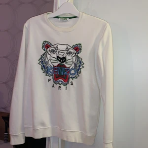 Kenzo sweater - Säljes för 349kr, storlek S. Unisex modell så tjejer och killar passa på🕊🕊 (endast swish)