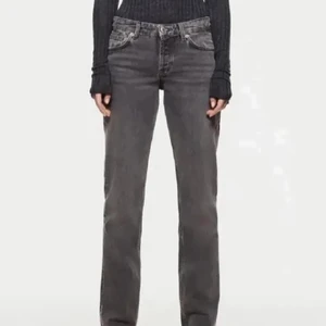 Slutsålda lowrise zara jeans  - Helt slutsålda zara jeans! Storlek 36. BUDA! Köp direkt 700 