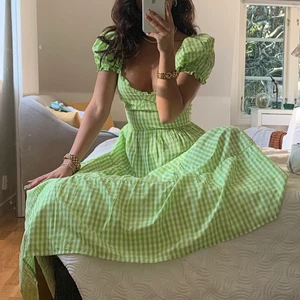 Vacker grön klänning - Säljer min absoluta favorit klänning den är super fin grön/vita från stradivarius, knappt använd med lappen kvar, sitter så fint men jag har tyvärr alldeles för många känningar :( OBS; BUDA BARA OM NI KÖPER 