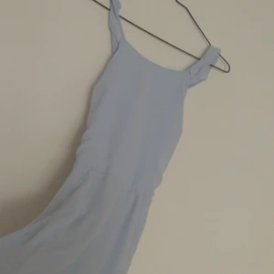 Ljusblåklänning NLY TREND - Ljusblå sommarklänning med vacker rygg. Storlek 38 men mer en 36 skulle jag säga. 