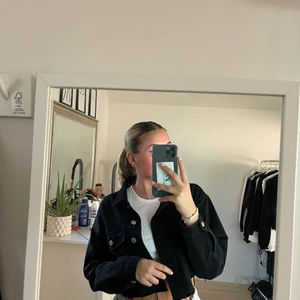 Jeansjacka - Superfin croppad jeans jacka från NAKD. Väldigt skön att ha på höst/våren, säljes då jag inte får användning av den längre. 