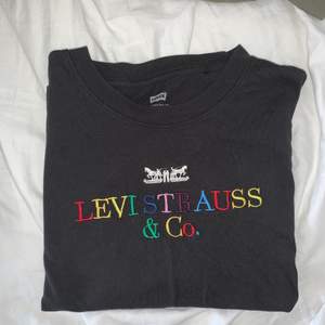 Levi’s t-shirt i storlek xs, knappt använd, som ny! 