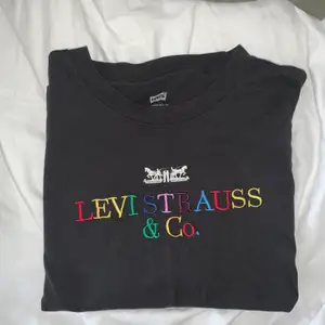 Levi’s t-shirt i storlek xs, knappt använd, som ny! 