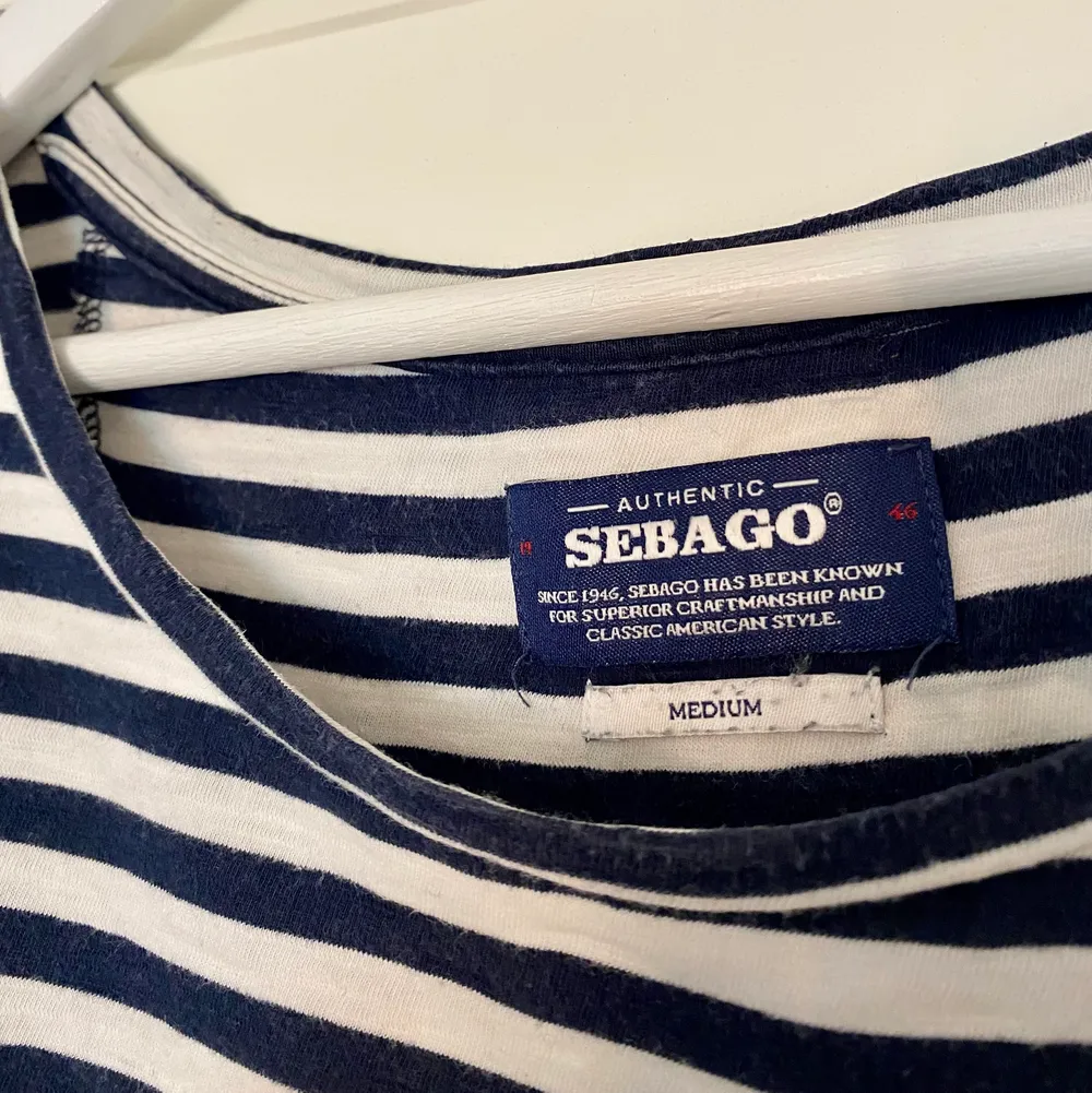 T-shirt från Sebago i fint skick. Använd 5 ggr. Storlek M. Hör av dig vid intresse💙  Nypris 499kr. T-shirts.