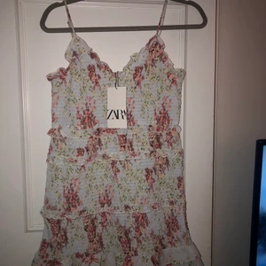  Zara klänning  - storlek l men passar mig med m tight modell oanvänd 