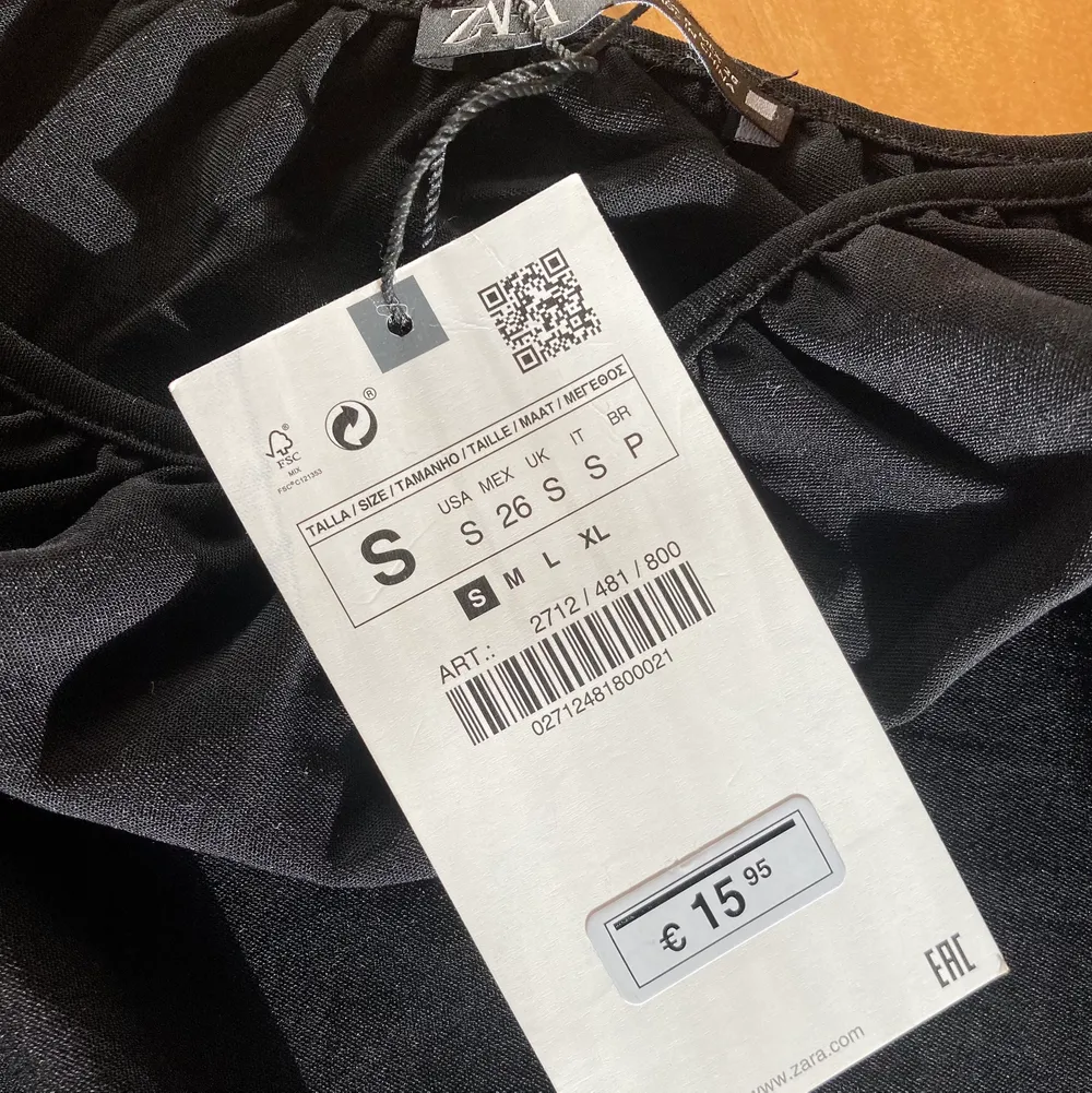 Säljer denna somriga svarta klänning då den ej kommer till användning tyvärr. Köptes i somras utomlands (därav valutan på prislappen) för 160kr. Aldrig använd och i nyköpt skick. Skriv vid fler frågor. Kan mötas i Uppsala eller frakta och isåfall står köparen för frakten. . Klänningar.