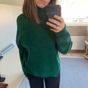 Grön oversized stickad tröja - Superfin och mysig grön stickad tröja med hög krage🌲🌲 Perfekt nu inför den kommande hösten & vintern! Stolek XS men passar även S/M då den är oversized.
