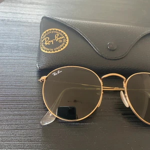 Ray Ban - Round (Guld) - Knappt använda RayBan, Guld med gröna glas. Finnes i Kungsbacka. 