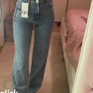 Ljusblåa jeans från Zara - Säljer nu mina jätte jättefina jeans från Zara som är lite högre i midjan men är assnygg till en hoodie, första bilden är lånad (skriv privat för andra bilder)! 
