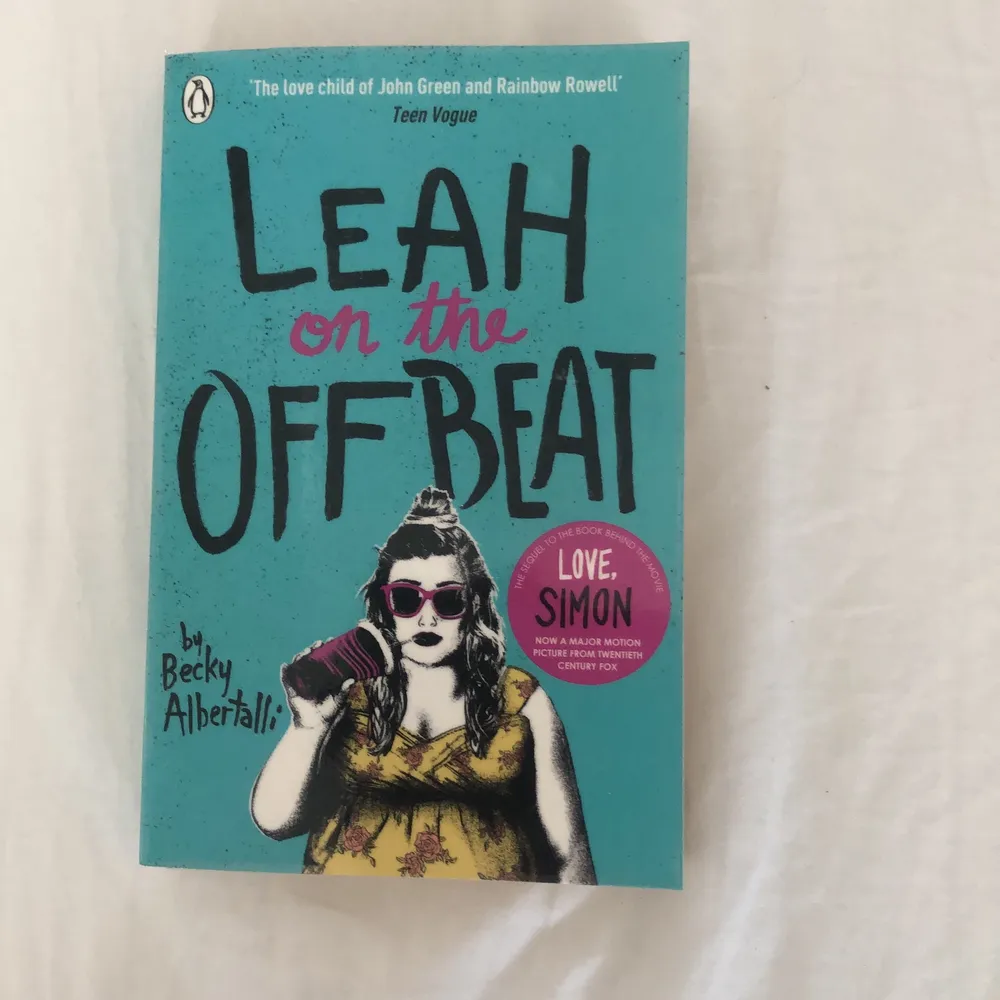 En bok i Love, Simon bokserien. Handlar om Leah som kommer ut som bisexuell. Boken är i nyskick med inga synliga fel. Jag säljer den för att den inte är min typ av bok. . Övrigt.