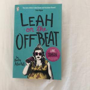 En bok i Love, Simon bokserien. Handlar om Leah som kommer ut som bisexuell. Boken är i nyskick med inga synliga fel. Jag säljer den för att den inte är min typ av bok. 